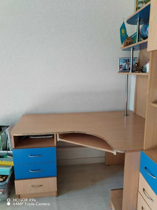 Продам детскую стенку с письменным столом