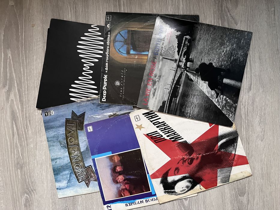 Виниловый проигрыватель и CD проигрыватель