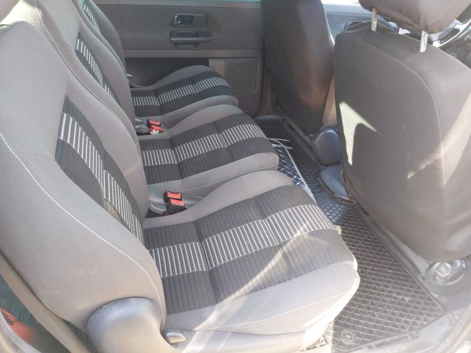 Autoturism ideal pentru drumuri lungi sau activități comerciale.