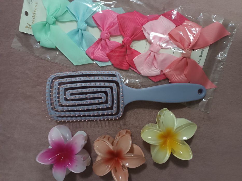 НОВ комплект от 3 шноли,  6 щипки с панделка и четка за коса, Спиди