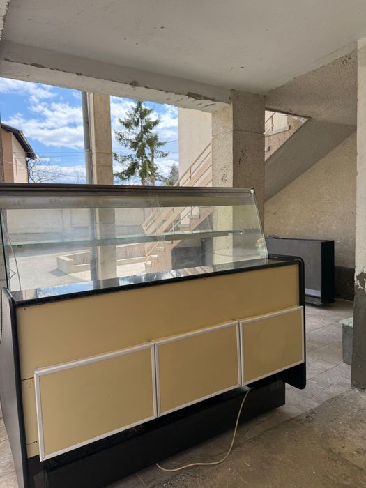 Хладилна витрина Айсберг 93, хоризонтална - 150 см, гранитен плот, извито стъкло, чекмеджета, отлична