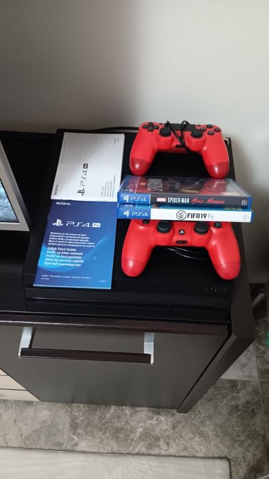 PS4 PRO. 1TB. 2 manete și jocuri./Fortnite