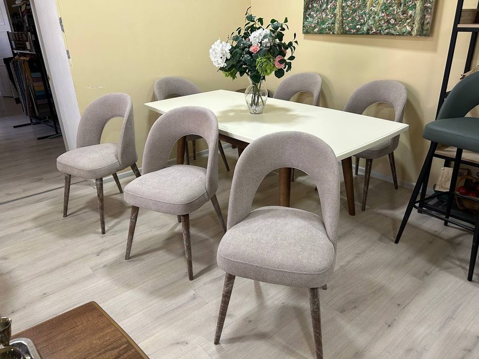 “Комфорт и функциональность: раскладной стол + 6 мягких стульев”