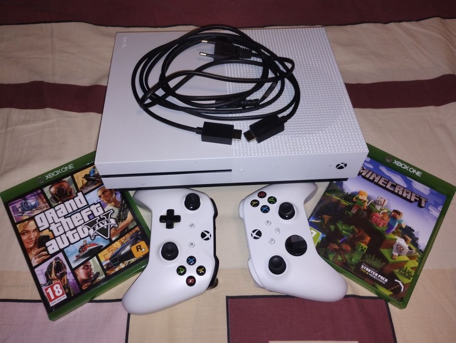Xbox One S  cu 2 controllere