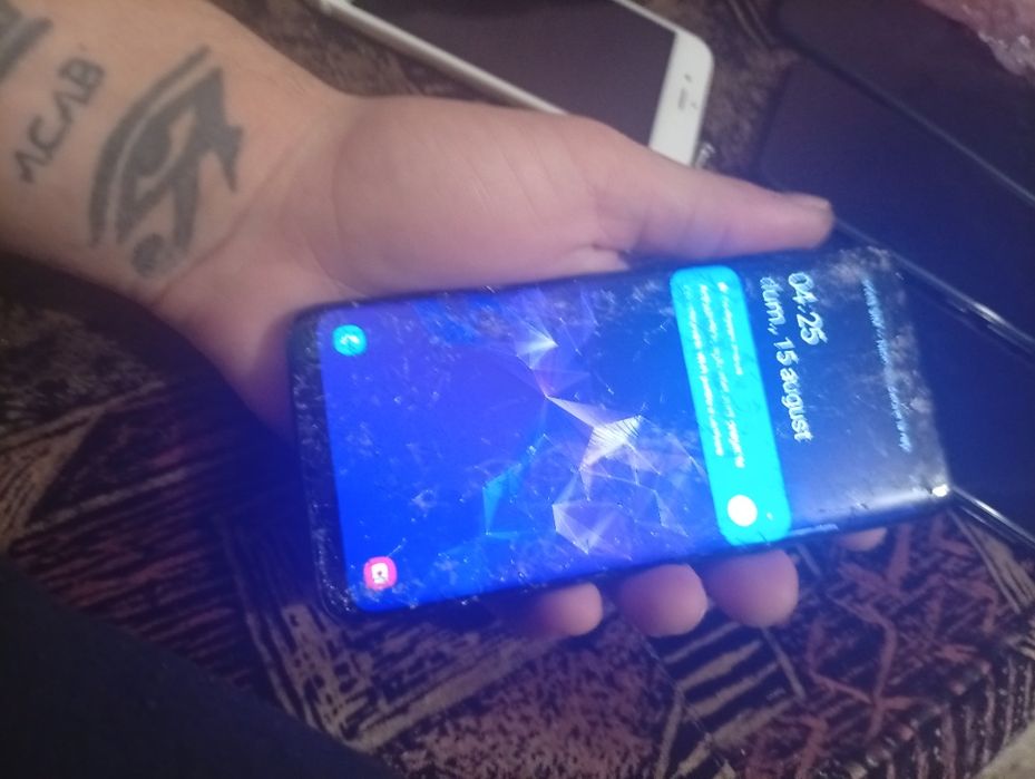 Vând telefone de piese sau pentru folosirea lor așa cum sunt