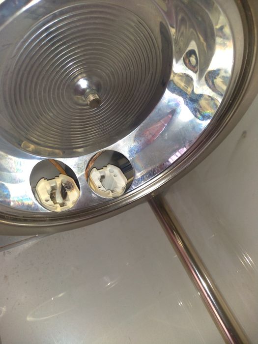 Vitrina de sticlă si oglinzi  cu structura metalica