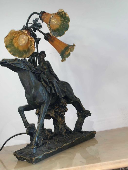 Lampa veioza scena galanta