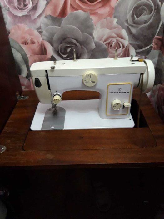 продам швейную машинку Чайка 134 (ножной привод с тумбой)