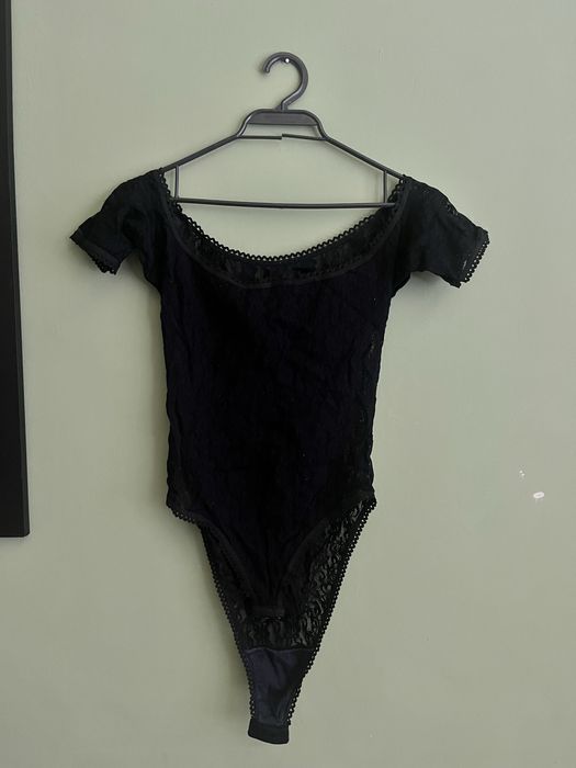 Дантелено боди, прозрачна блуза и черен топ