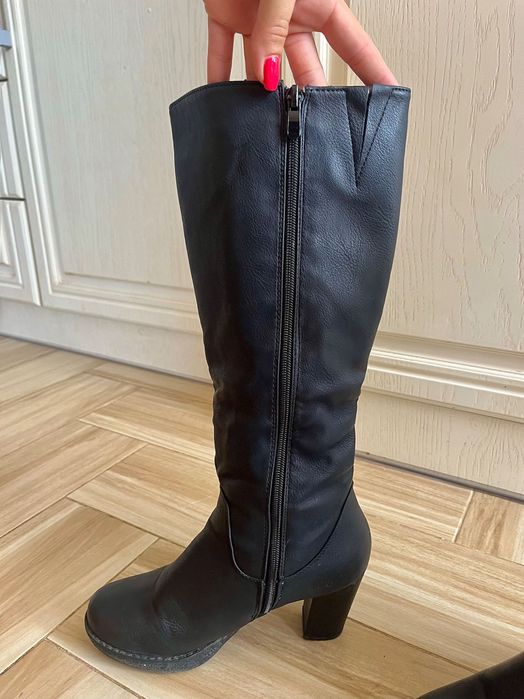 Дълги ботуши на ток