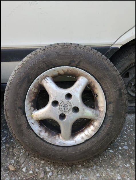 Продавам зимни гуми с джанти