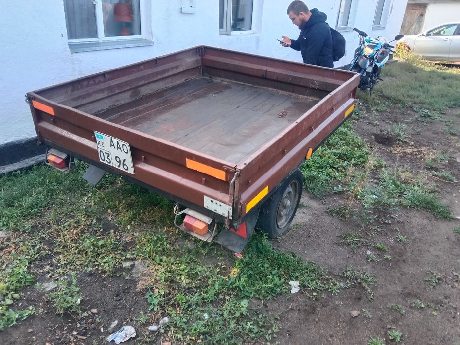 Легковой самосвальный прицеп