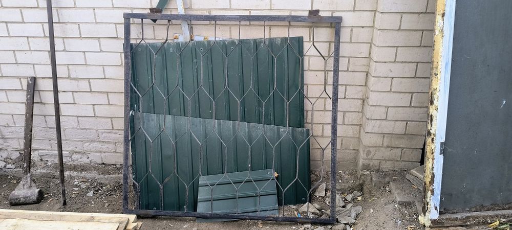 Продам решетку на окно б/у