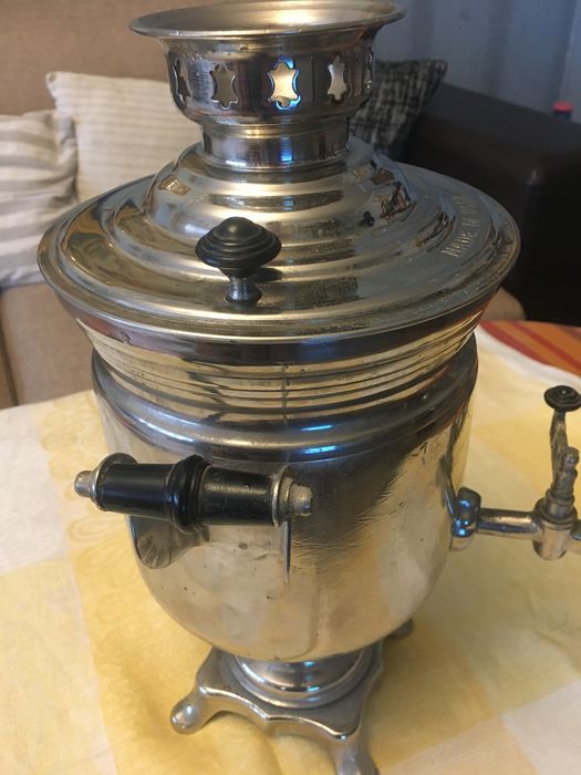 Руски самовар и полска ръчна дрелка