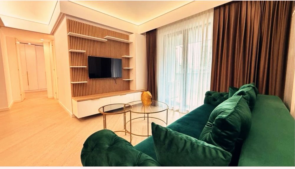 Ofer spre inchiriere ap 3 camere Cortina North cu 2 locuri parcare