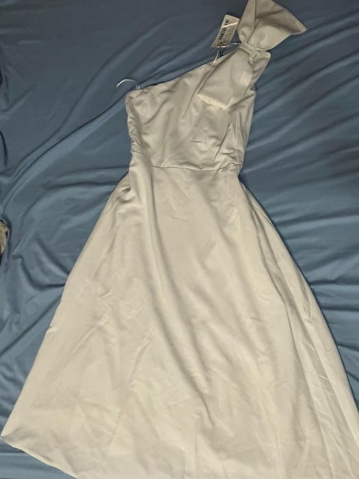 Rochie alba superba cu fundă pe umar