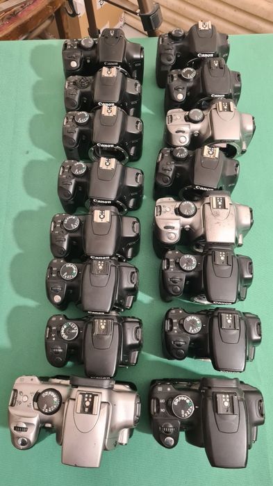 Lot 22 Canon DSLR si obiective