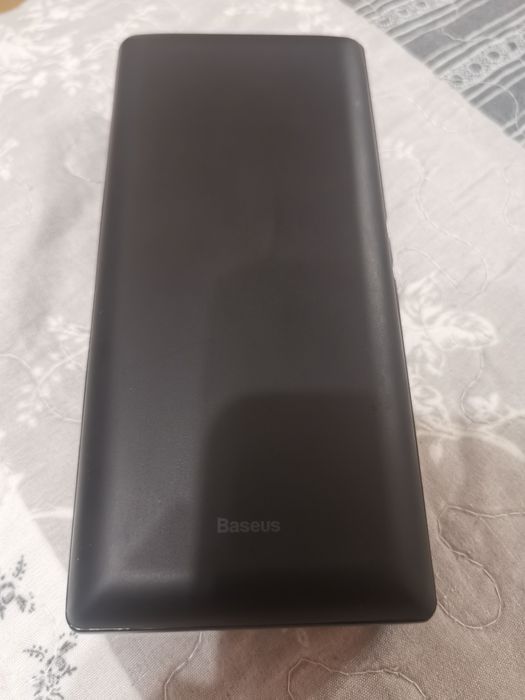 Продавам чисто нова външна батерия  BASEUS 30000mAh