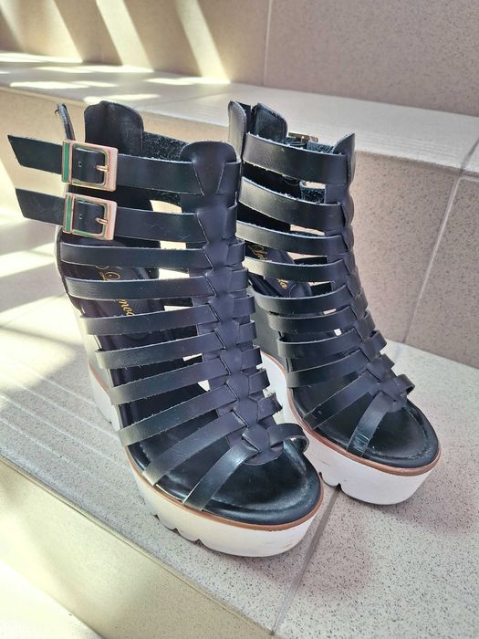 Сандали на платформа