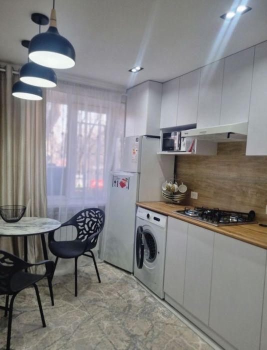 1/2/5 28м2 Новомосковска / мебель техника.