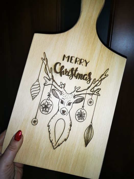 Дървена коледна дъска  за мезета с лазерна пирография Еленче
