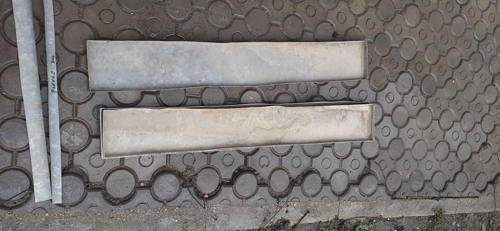 Vand Tavite pentru  Flori