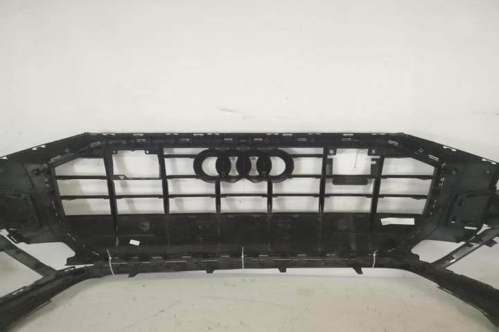 Предна броня Оригинална С Централна Решетка На Радиатора В Добро Състо