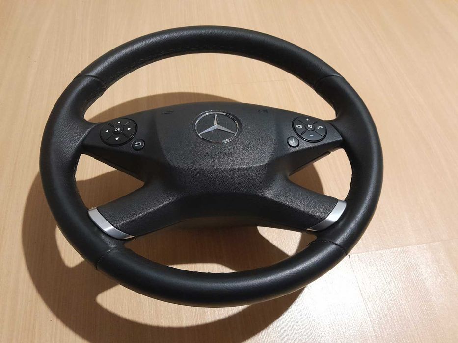 Продавам кожен волан за Мерцедес W212,W204