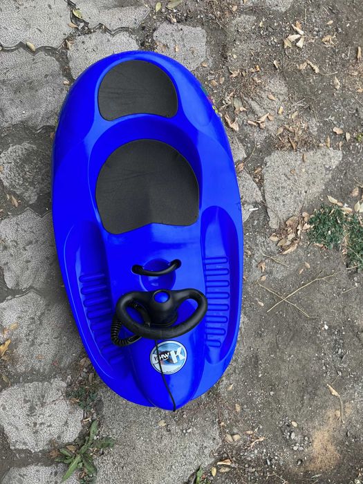 Санки с рулем и тормозами.