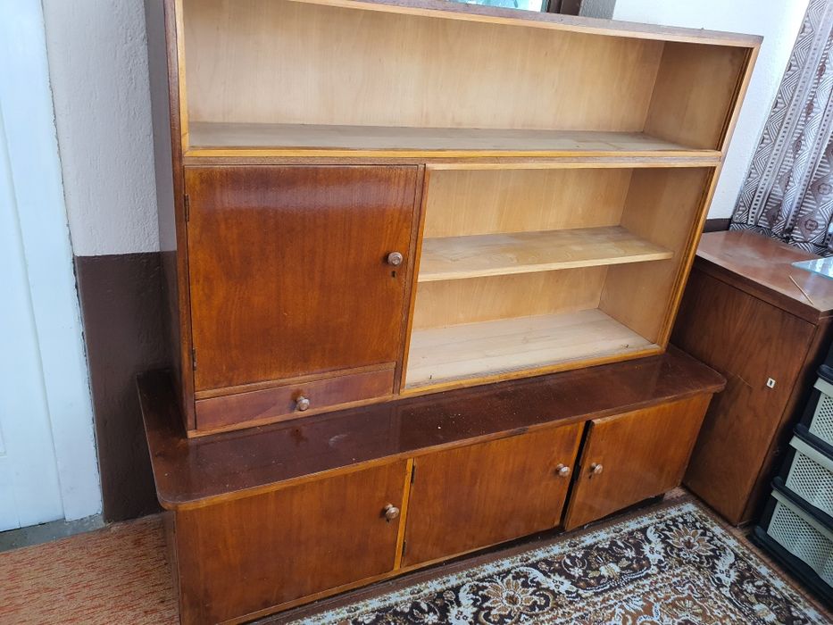 Продавам старинен шкаф