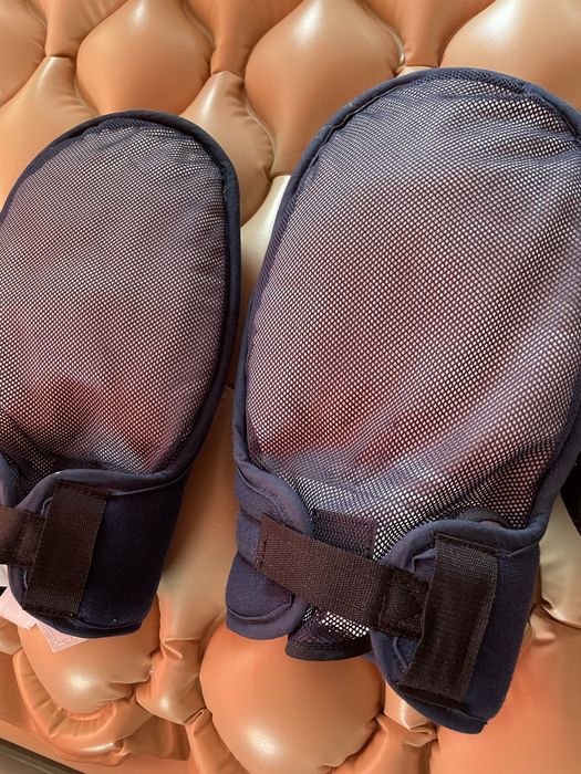 Manusi de protectie pentru persiane cu handicap