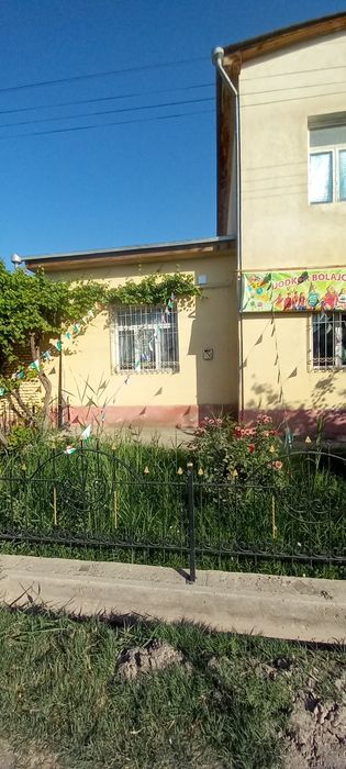 Ромитан туманида икки қаватли коттеж сотилади!