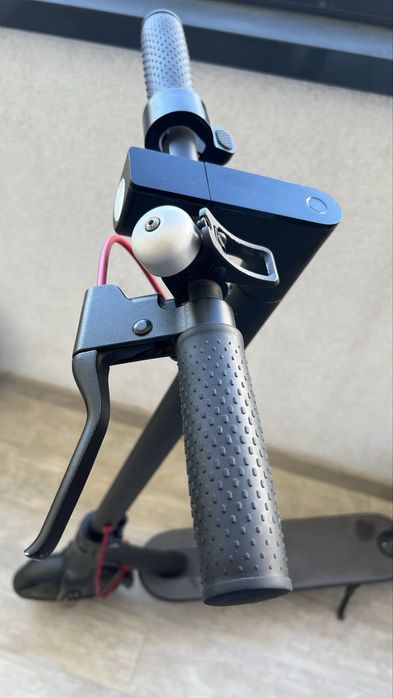 Trotineta electrica Xiaomi Mijia M365, viteza 25 km/h, autonomie 30 km