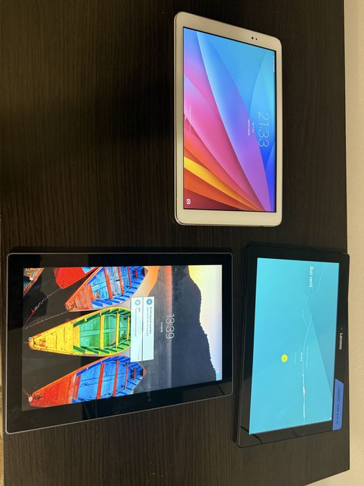 Vand 5 tablete 3 functionale iar 2 pentru piese