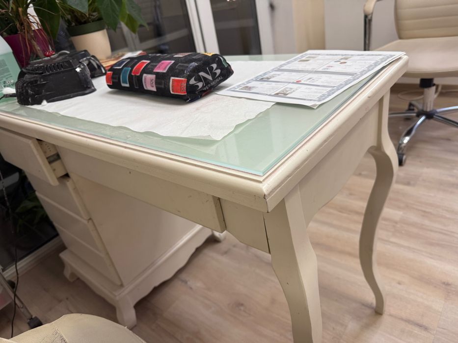 Бюро,маникюрна маса-масивно дърво