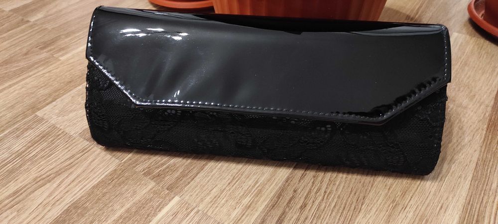 Елегантна, черна  чанта с дантела и черен лак