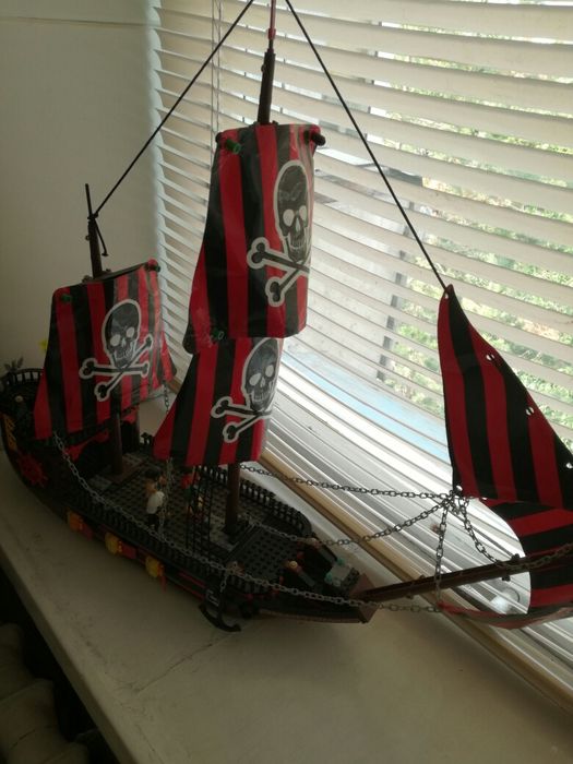 Продам лего конструктор пиратский корабль.