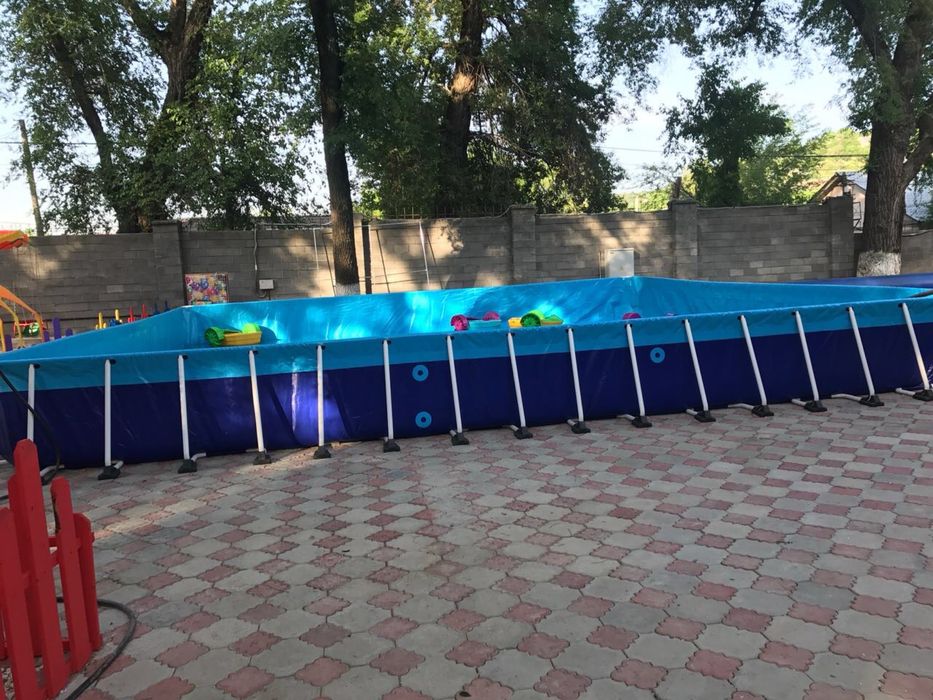 Бассейн во дворе дома