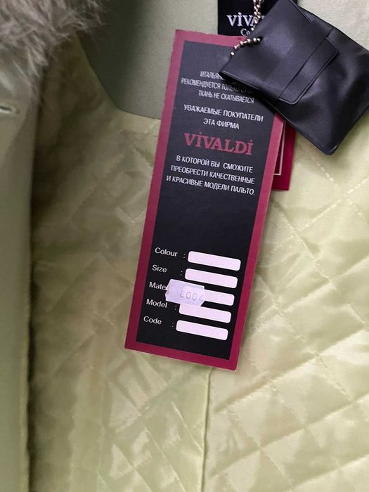 Палто от кашмир с яка от естествен косъм в цвят светло зелен