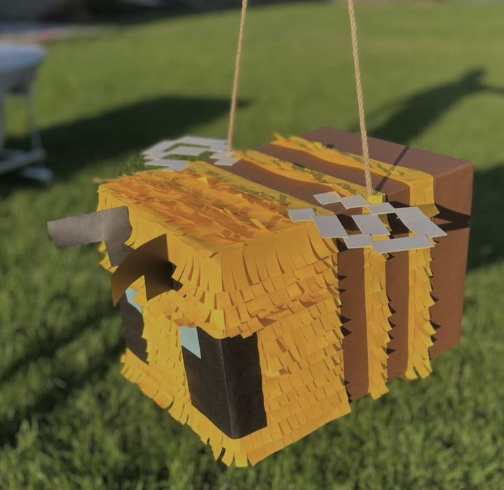 Пинята на Minecraft пчеличка