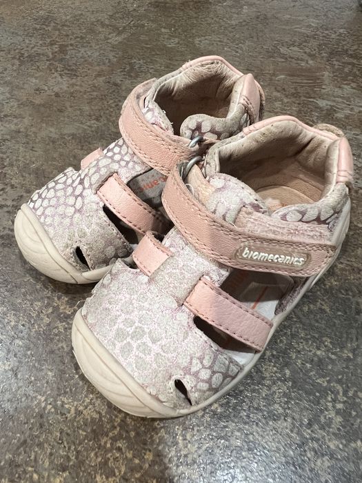 Vand incaltari bebe aproape noi