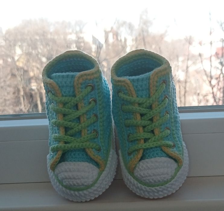 Плетени бебешки кецове