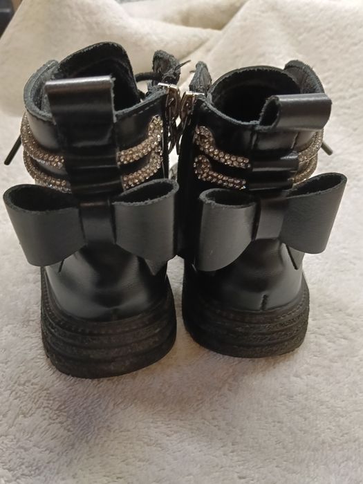 Продам осенние ботиночки на девочку