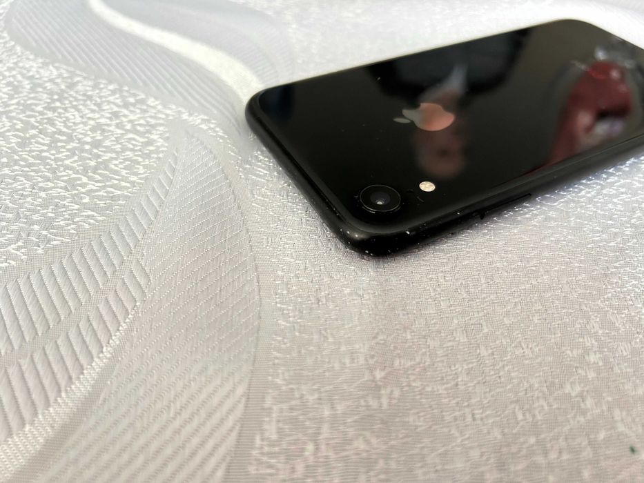 Продавам черен iPhone XR 64 GB