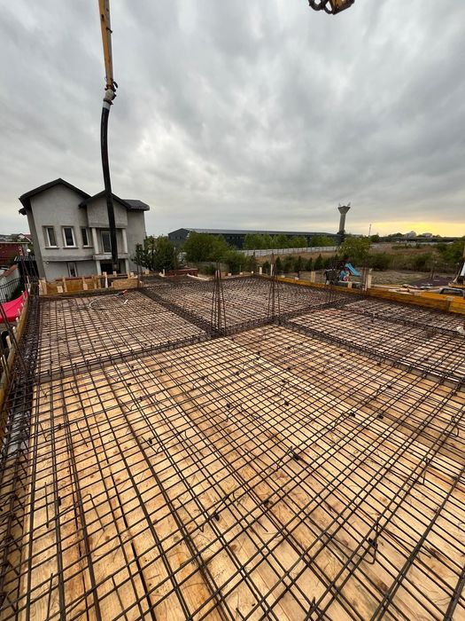 Echipa dulgheri, zidari, fierari case la rosu