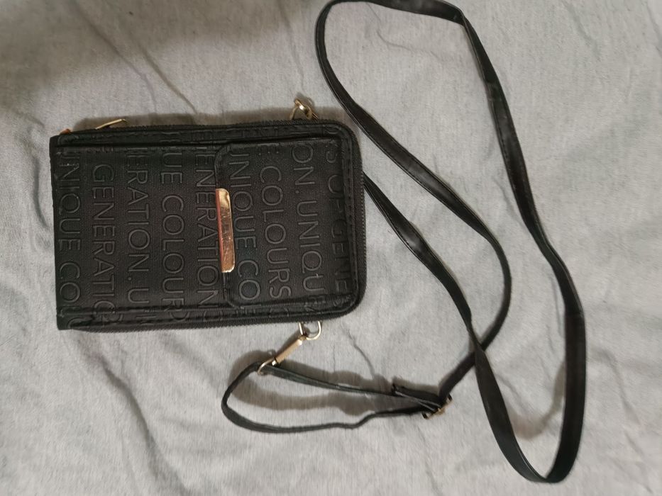 Дамска черна чанта за телефон през рамо – с много отделения