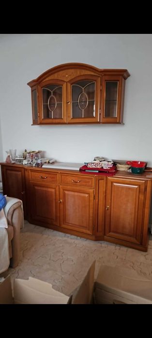 Масивен бюфет с витрина – класически стил, дърво