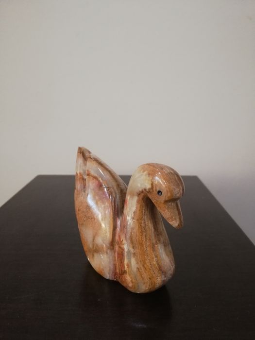 Прекрасна фигурка на лебед от оникс.