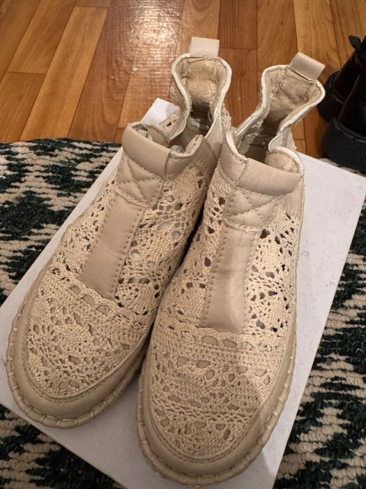 Аяқ киімдер сатылады