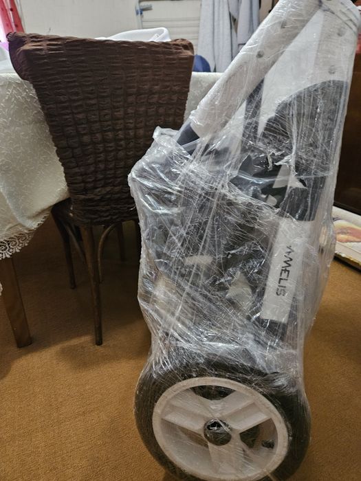 Детска количка унисекс в бяло и черно